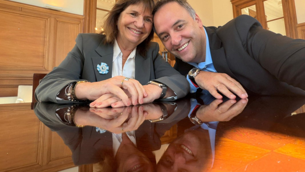Patricia Bullrich y Javier Milei abrazados