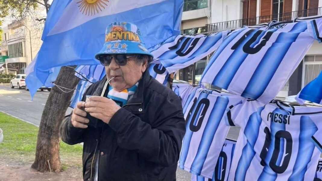 Cacho Deicas sonriendo con un micrófono