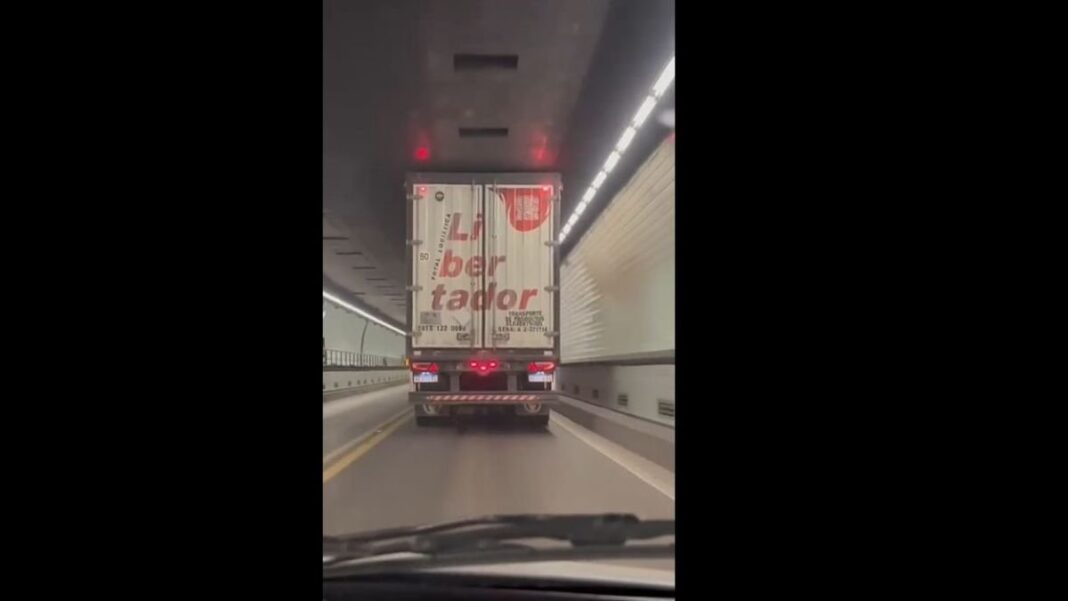 Camión rozando el techo del Túnel Subfluvial con chispas