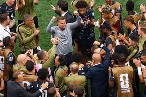 Jesse Marsch habla con sus jugadores en el campo de juego tras la victoria de Canadá sobre Sudáfrica