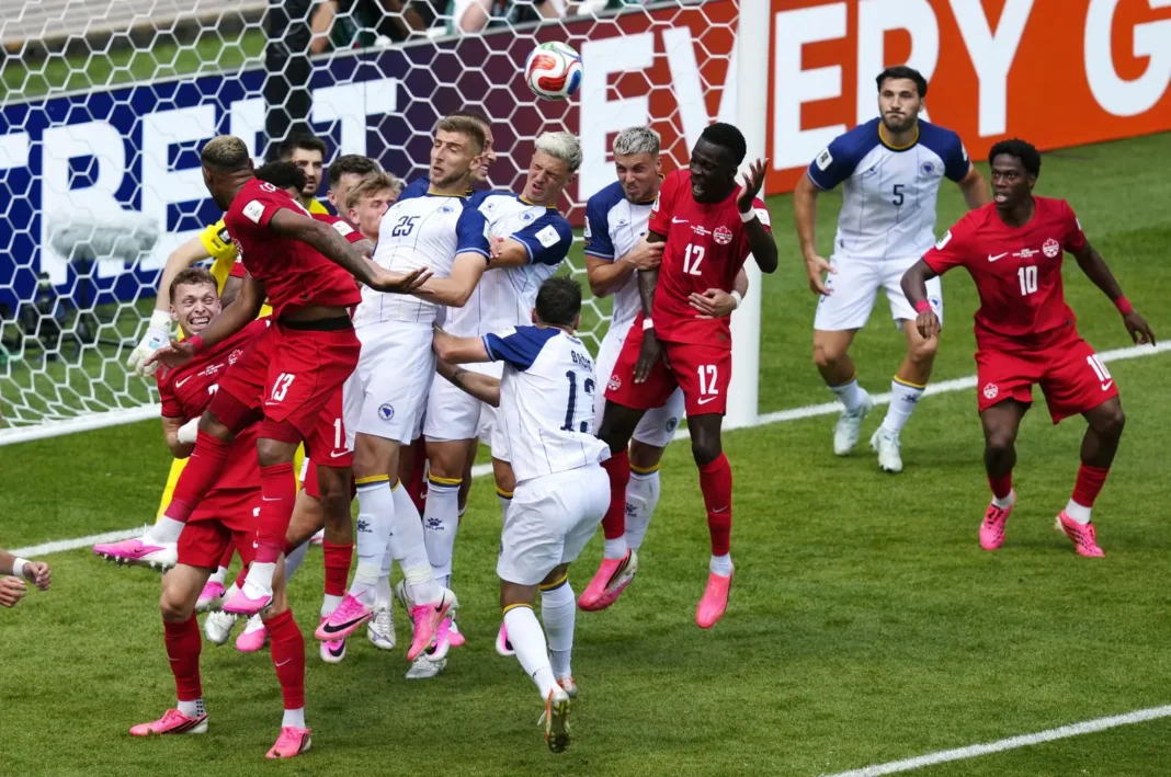 Jugadores de Canadá y Bosnia y Herzegovina en el campo durante el partido del Grupo B del Mundial 2026