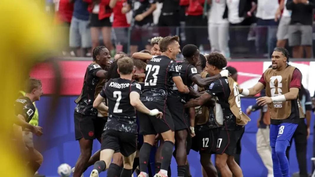 Jugadores de Canadá celebrando el gol de Stephen Eustáquio en el SoFi Stadium
