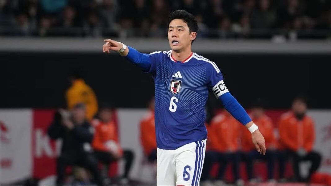 Jugador de fútbol con brazalete de capitán