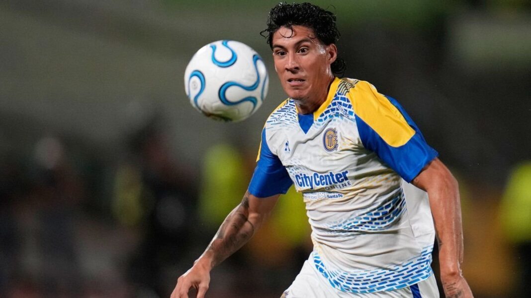 Enzo Giménez con la camiseta de Rosario Central