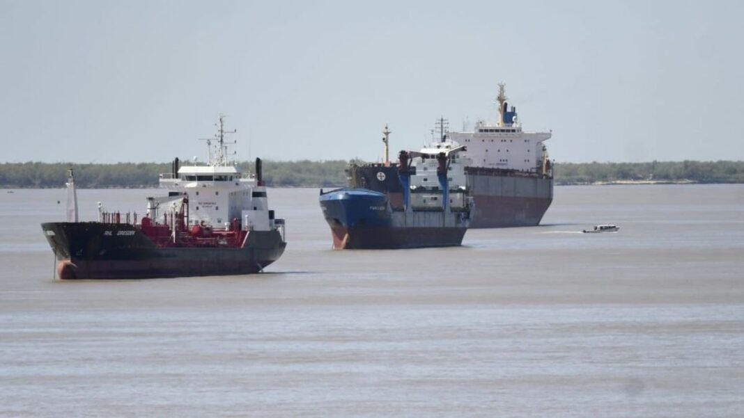 Buque navegando por la hidrovía Paraguay-Paraná