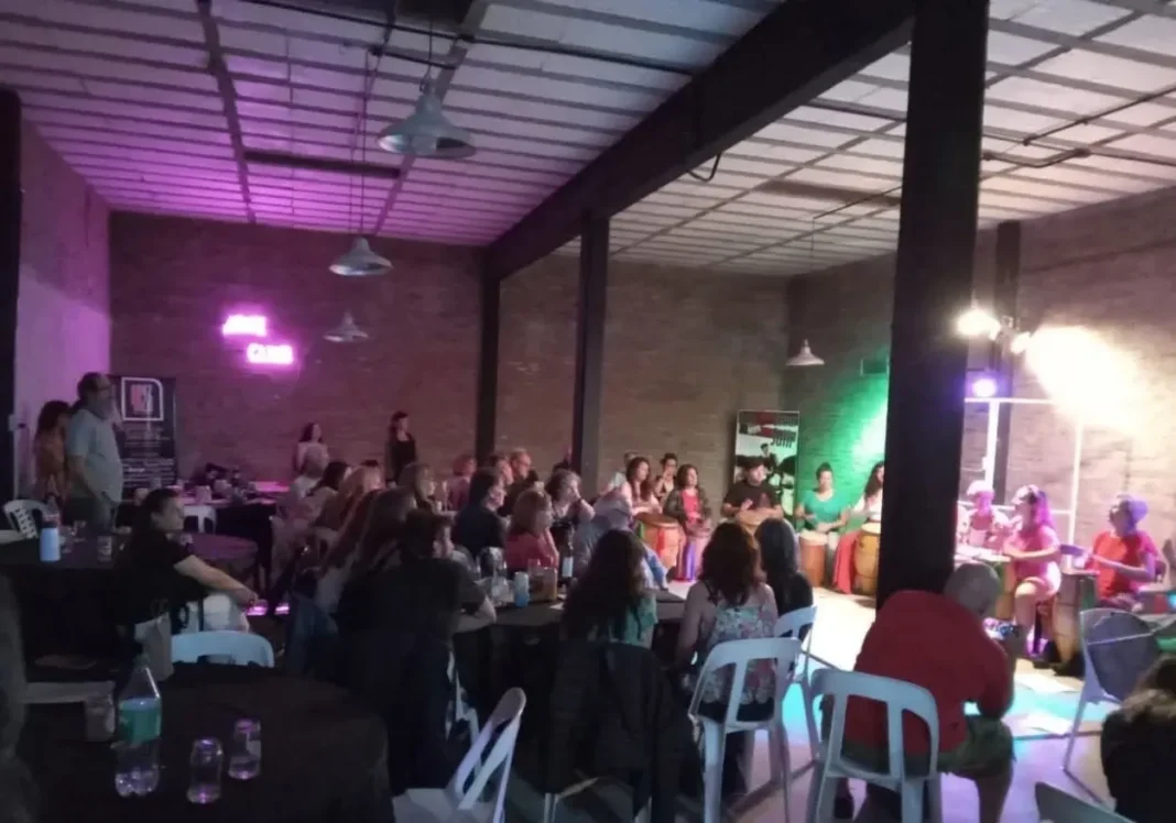 Cartel del ciclo Pizza y letras con información del evento en Capitán Bermúdez