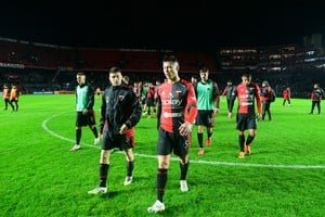 Partido de fútbol entre Colón y Ciudad Bolívar en el estadio Brigadier López