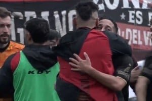 Jugadores de Colón celebrando un gol en el Estadio Juan Pasquale