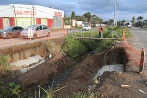 Obra de construcción de bases de hormigón para puentes peatonales en avenida Aristóbulo del Valle, Santa Fe
