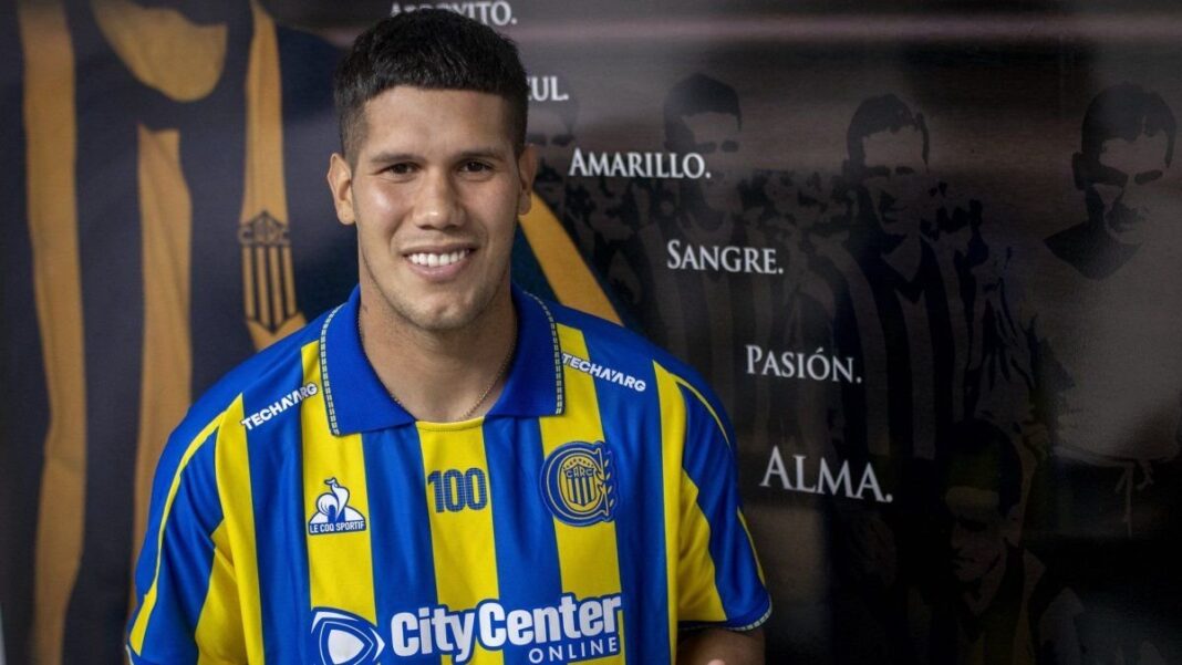 Sebastián Zaracho con la camiseta de Guaraní de Paraguay