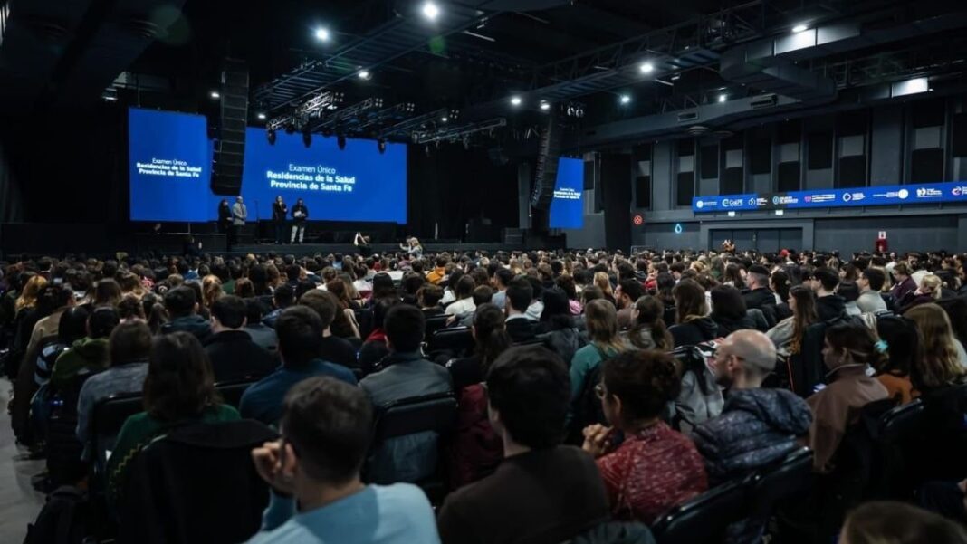 Postulantes rindiendo el Examen Único de Residencias en Salud 2026 en Rosario
