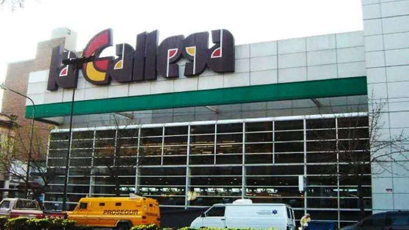 Fachada de supermercado La Gallega en Villa Gobernador Gálvez
