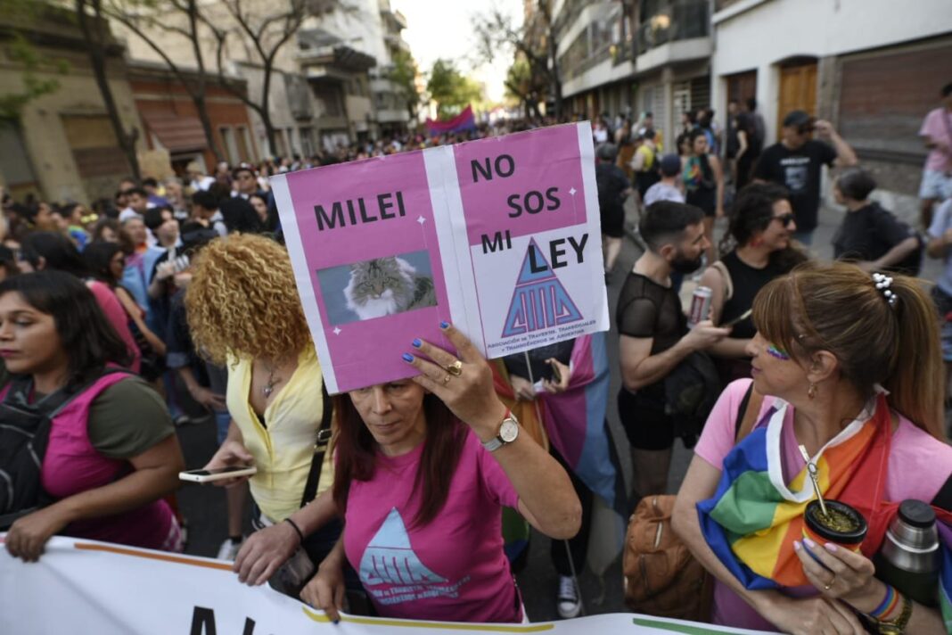Integrantes de la Coordinadora del Orgullo Rosario en una asamblea