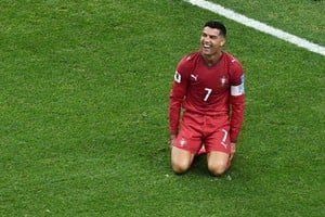 Cristiano Ronaldo camina por la zona mixta tras el partido Portugal vs Uzbekistán en el Mundial 2026