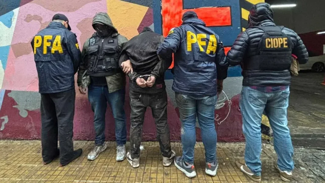 Efectivos policiales durante la detención de Andrés Raúl Acosta en la Ciudad Autónoma de Buenos Aires