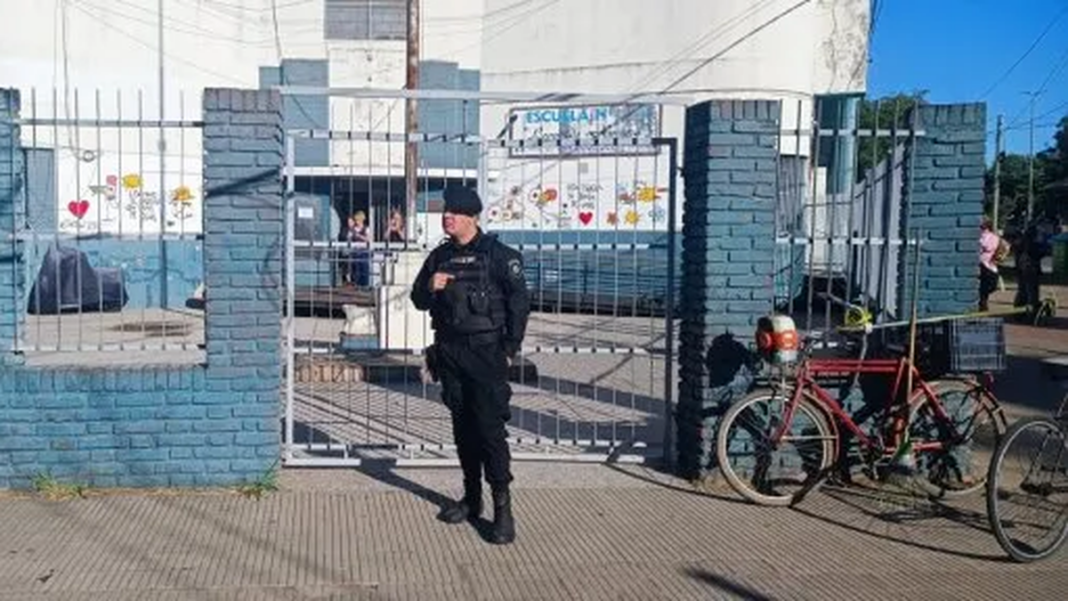 Policía en la puerta de una escuela en Santa Fe
