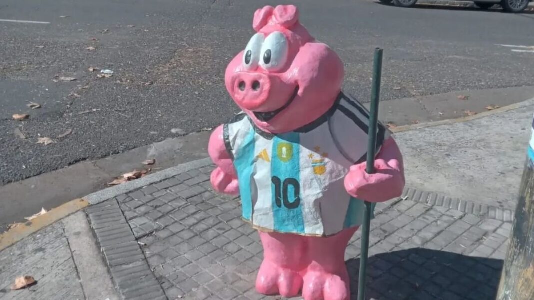 Muñeco de cerdo Orson junto a una nota de disculpas manuscrita