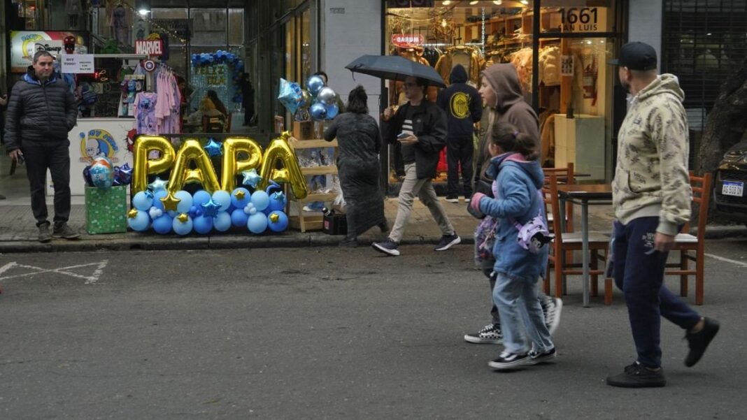 Comercio rosarino con carteles de promociones por el Día del Padre