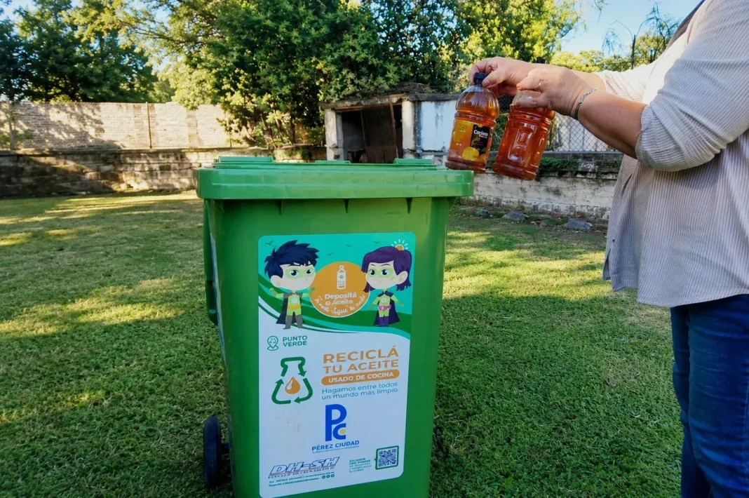 Colaboradores de Grupo DH participando en el Ecocanje con recipientes de aceite vegetal usado