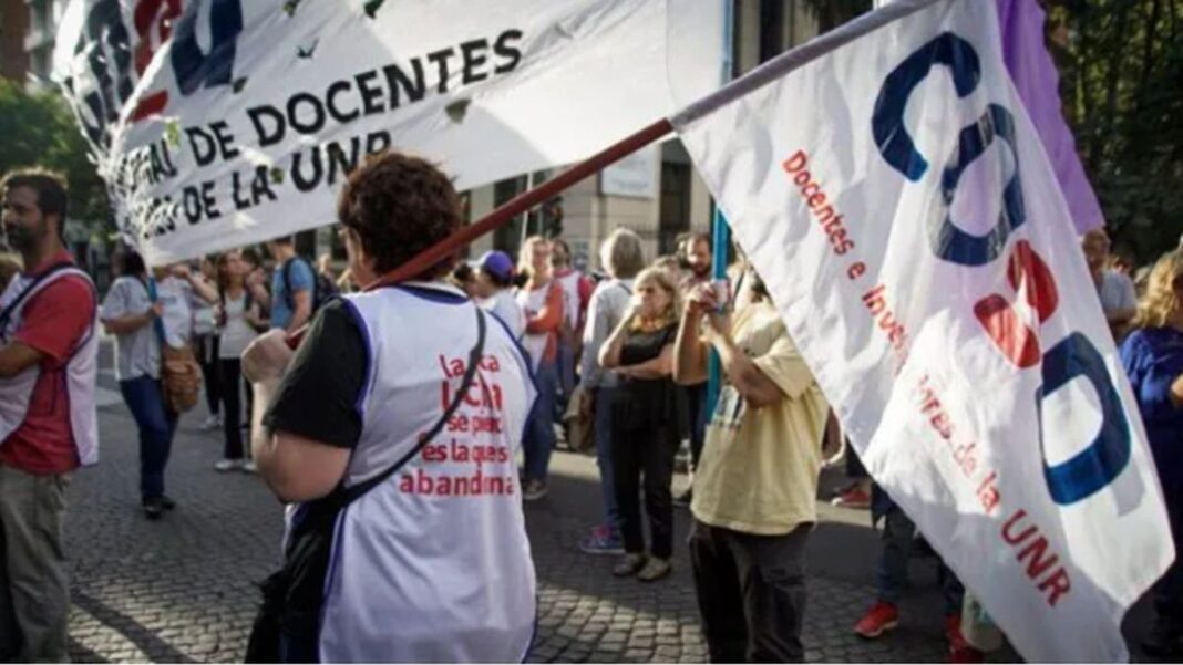Docentes universitarios en asamblea en la Universidad Nacional de Rosario