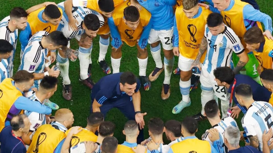 Lionel Scaloni durante la charla técnica en la final del Mundial de Qatar 2022