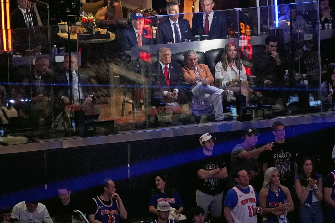 Donald Trump en el palco del Madison Square Garden durante las finales de la NBA