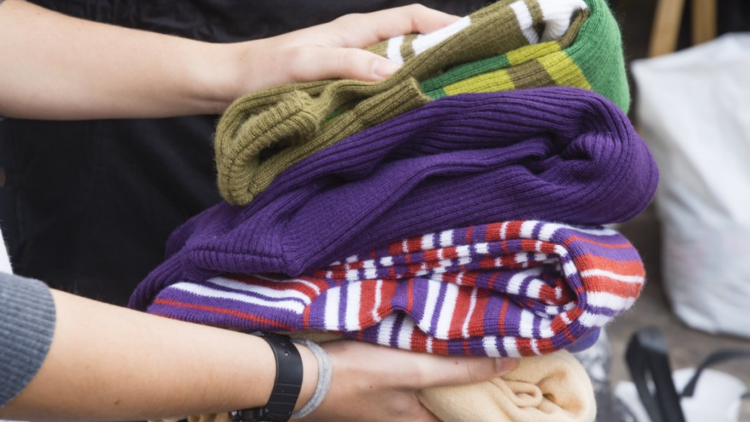 Personas donando ropa en una jornada solidaria en Rosario