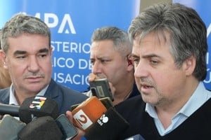Conferencia de prensa de autoridades de seguridad en Rosario sobre el ataque a policías federales