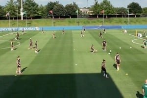 Dron sobrevolando un campo de entrenamiento de fútbol