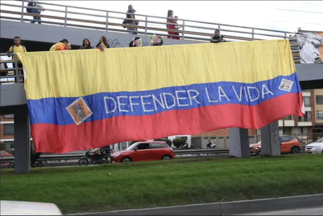 Iván Cepeda y Aida Quilcué durante acto de campaña electoral en Colombia