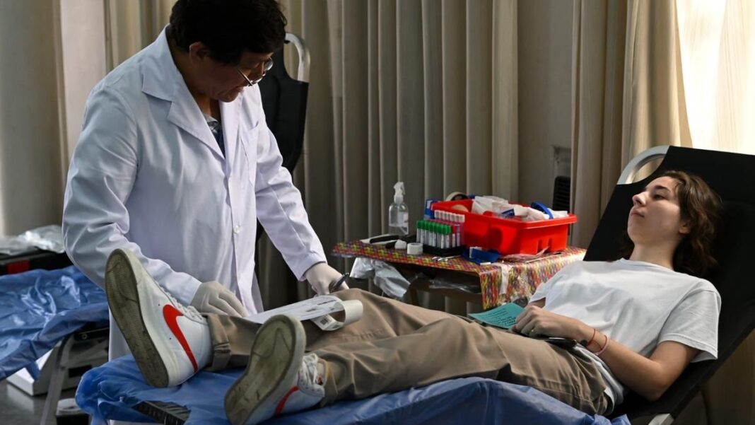 Personas donando sangre en una colecta del Cudaio en Santa Fe