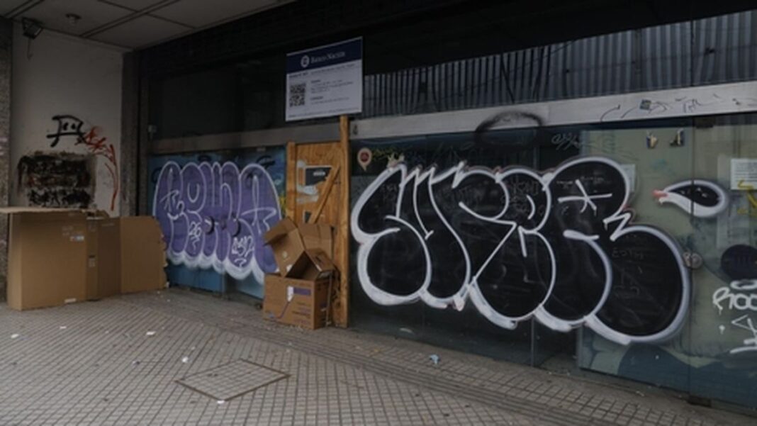 Fachada de una sucursal bancaria cerrada en la calle Santa Fe de Rosario