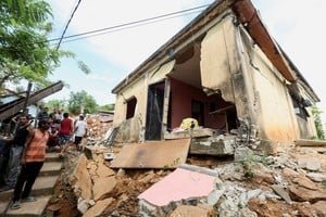 Equipos de rescate trabajan entre escombros en Venezuela tras terremotos