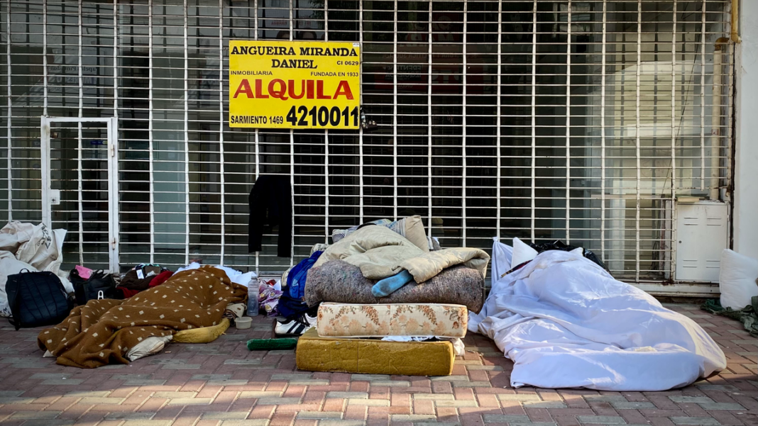 Estudiantes de medicina realizan controles sanitarios a personas en situación de calle en una plaza de Rosario