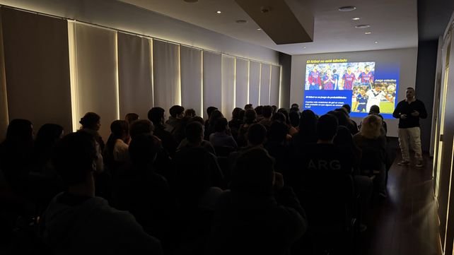 Estudiantes de 4º año de la escuela de Ciencias Sociales de la UNR en el Xlab Rosario durante la charla sobre fútbol y ciencia