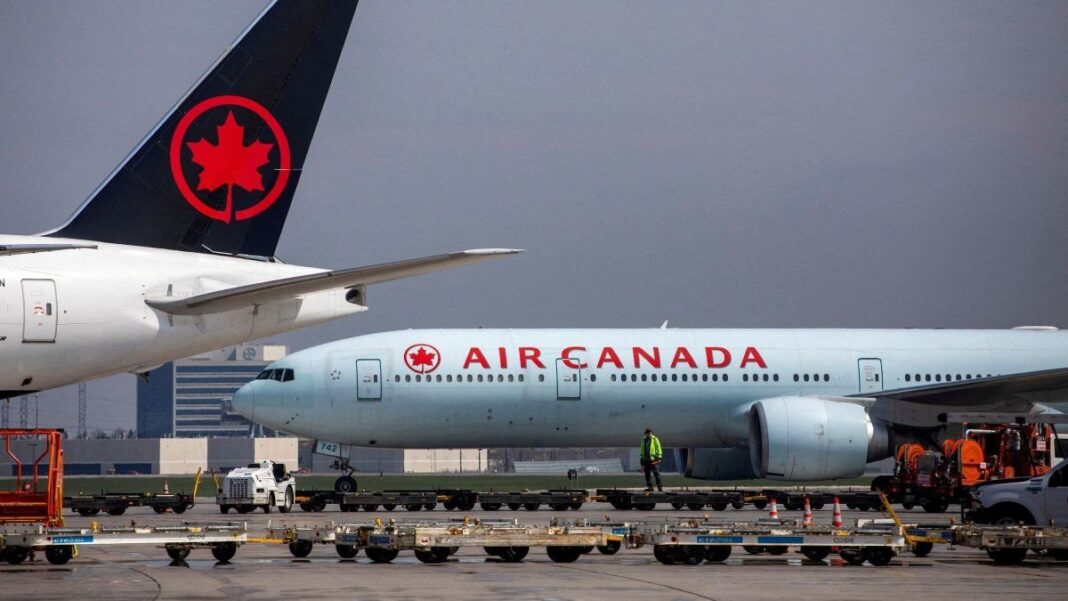 Avión de Air Canada en pista de aeropuerto