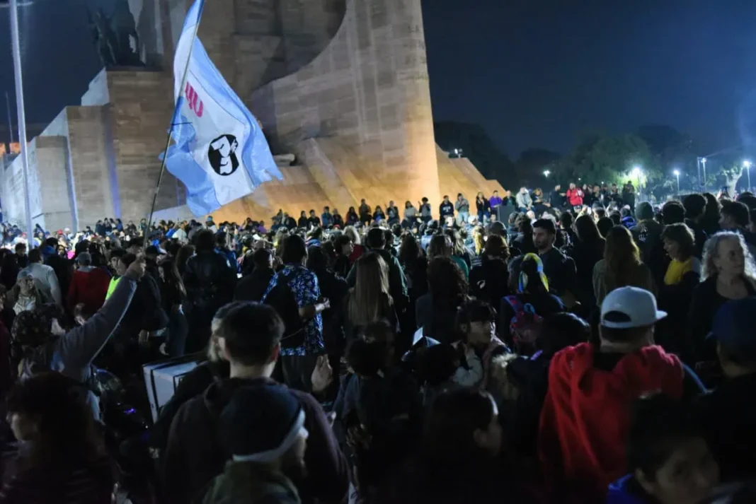 Seguidores reunidos en el Monumento a la Bandera de Rosario en despedida de Carlos Indio Solari