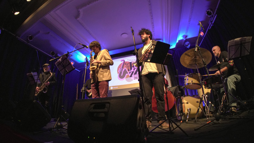 Escenario del Festival de Jazz en Rosario con músicos en vivo