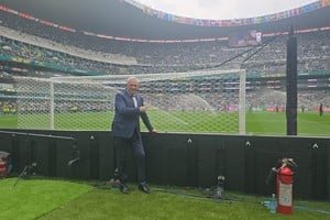 Nery Pumpido en el Estadio Azteca durante homenaje de la FIFA