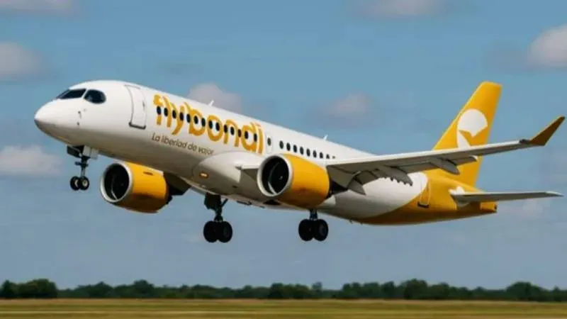 Avión de Flybondi estacionado en pista