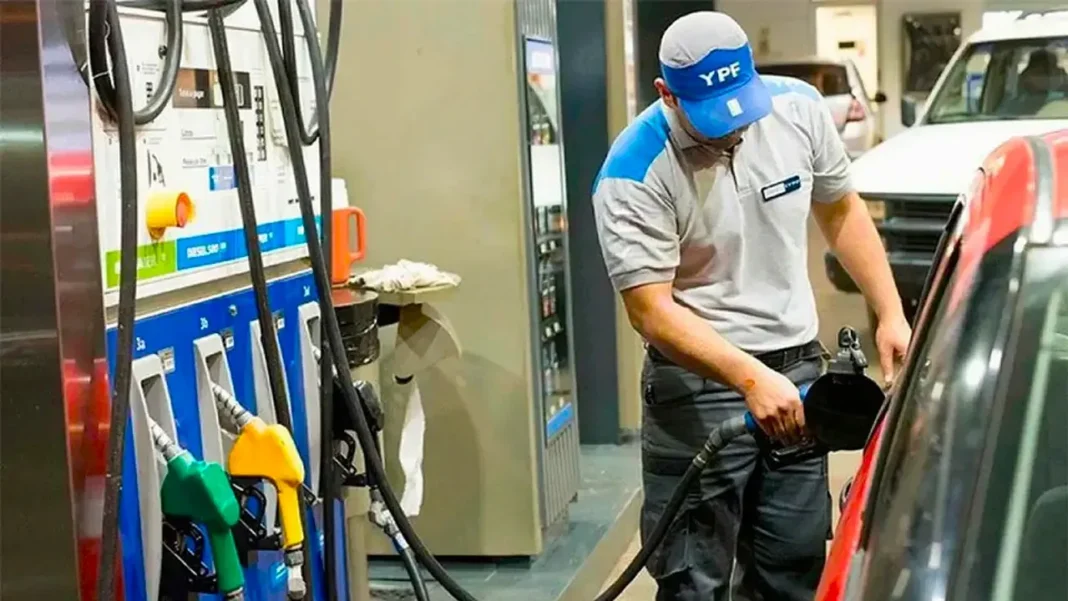 Surtidor de nafta en una estación de servicio