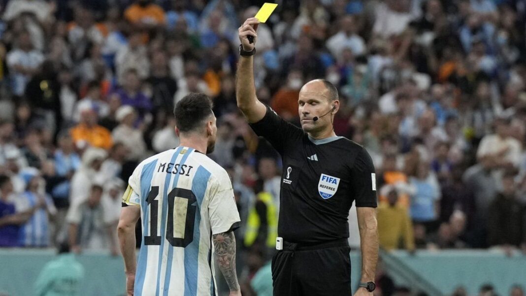 Árbitro de fútbol revisando una jugada en el monitor del VAR durante un partido