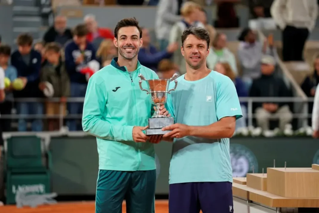 Horacio Zeballos y Marcel Granollers con el trofeo de campeones de dobles en Roland Garros