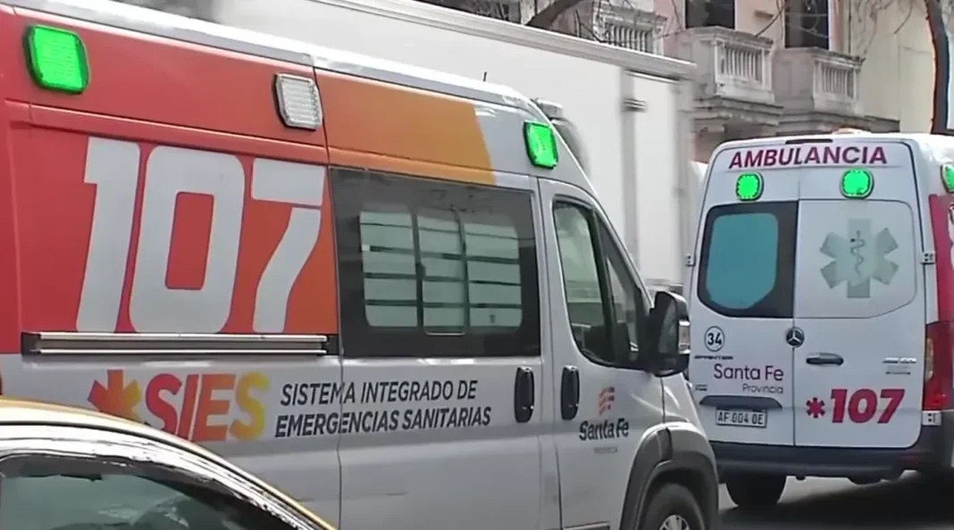 Ambulancia del SIES en la calle frente a un edificio en construcción en el centro de Rosario