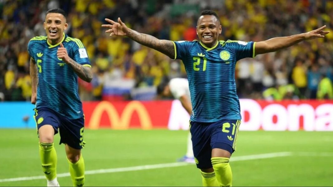 Jaminton Campaz celebrando un gol con la camiseta de Colombia