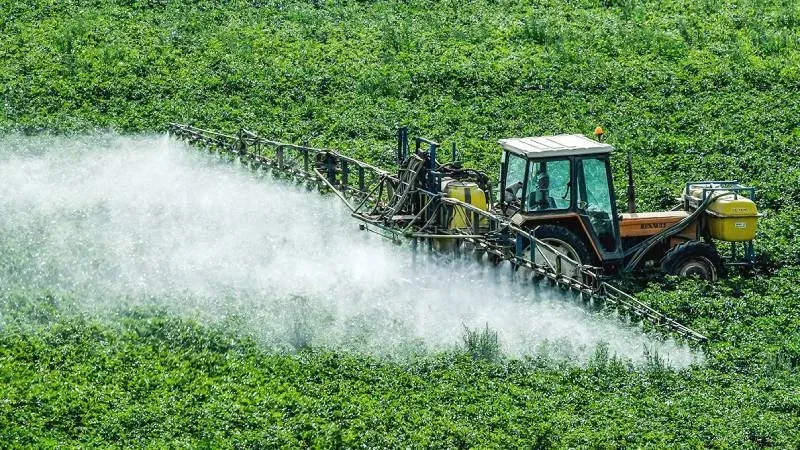 Fumigación terrestre en campo agrícola