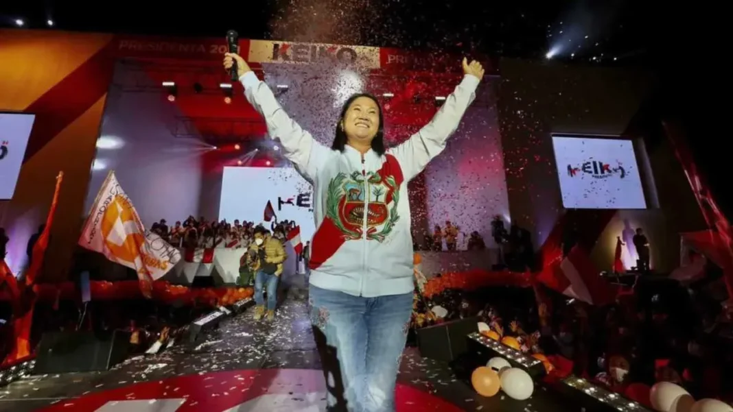 Keiko Fujimori sonríe durante un acto de campaña electoral en Perú