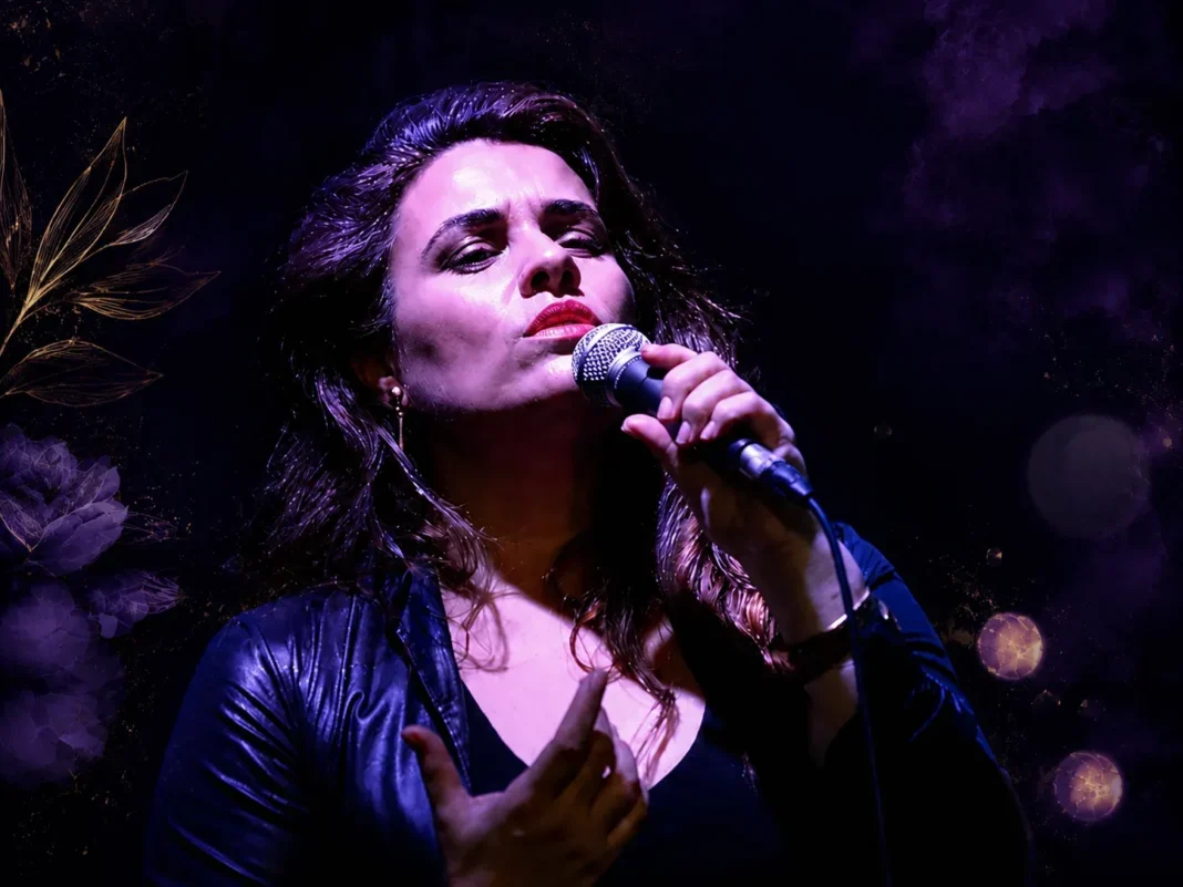 Lola Barrios Expósito cantando en un escenario