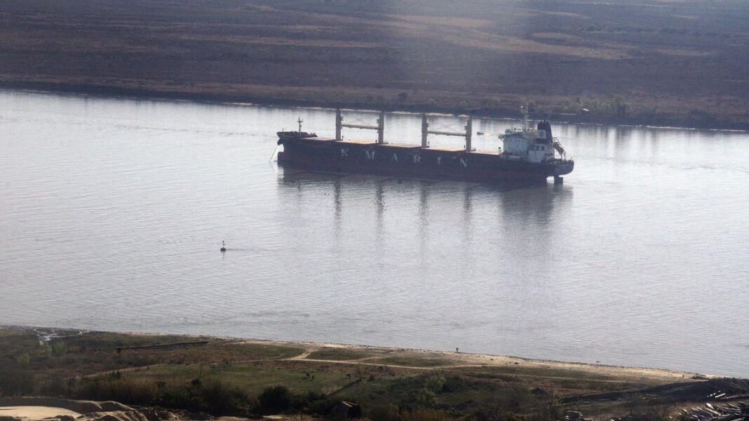 Vista de la hidrovía Paraguay-Paraná con un barco de carga