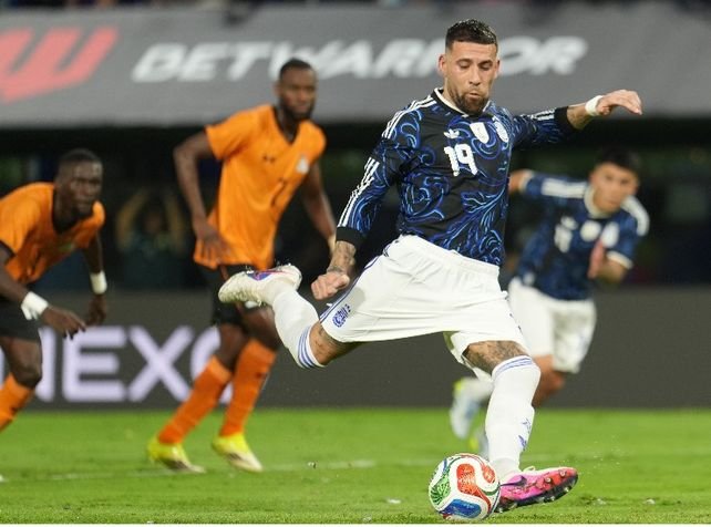 Lionel Scaloni dirige el entrenamiento de la selección argentina en Kansas